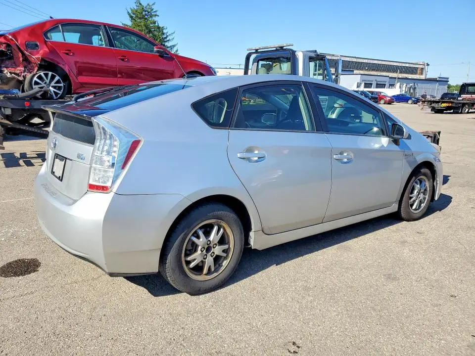 2010 TOYOTA PRIUS III  