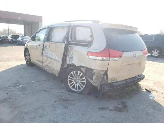 2011 TOYOTA SIENNA XLE