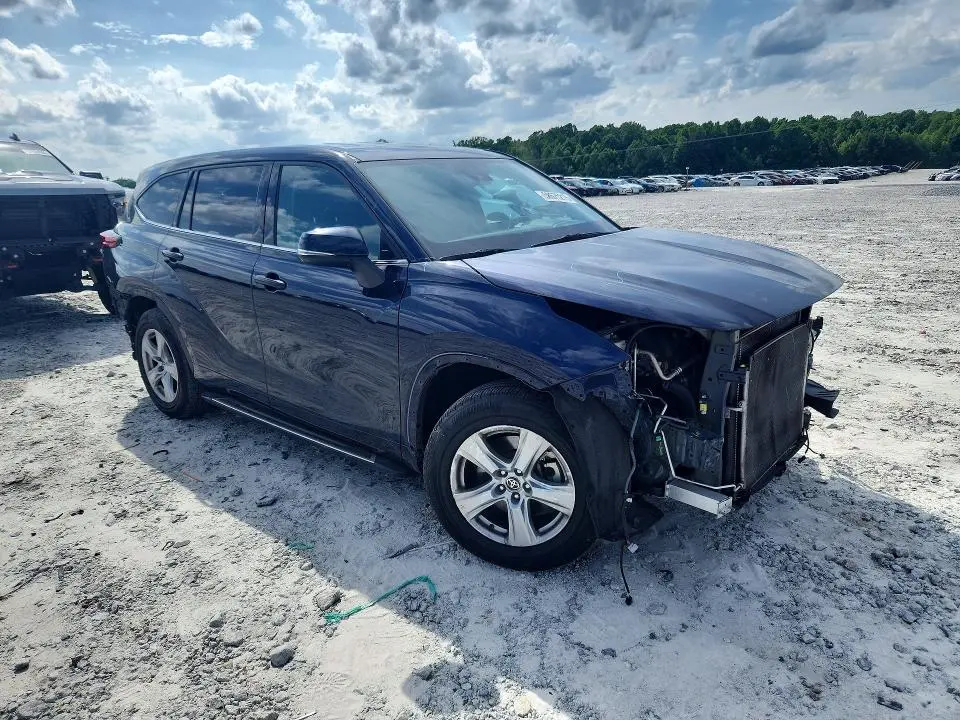 2022 TOYOTA HIGHLANDER LE  