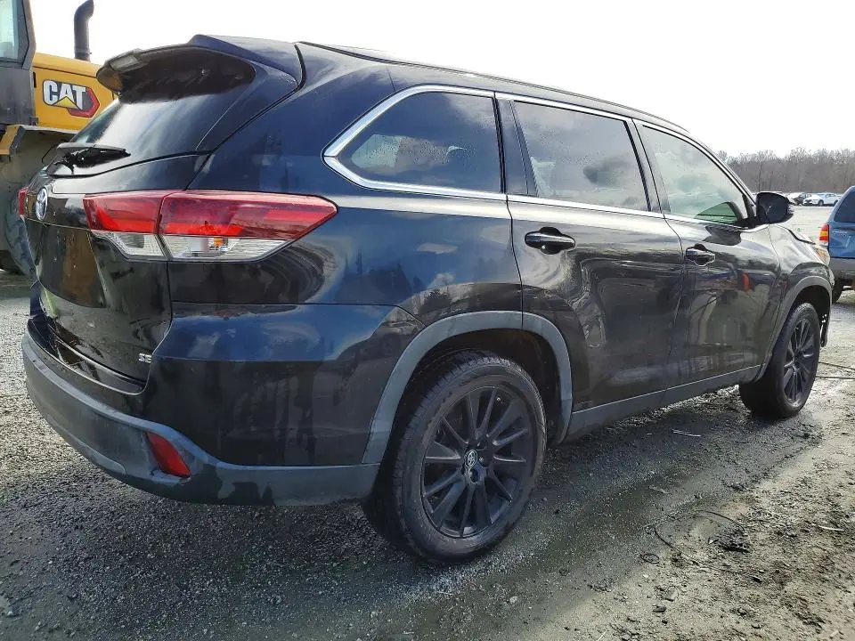 2019 TOYOTA HIGHLANDER SE  