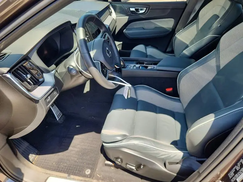 2022 VOLVO XC60 B6 R-DESIGN  