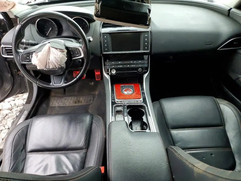 2018 JAGUAR XE PRESTIGE  