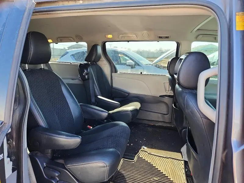 2014 TOYOTA SIENNA SE 8-PASSENGER  