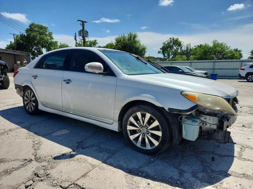 2011 TOYOTA AVALON   