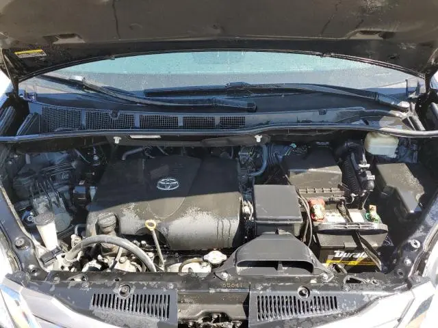 2017 TOYOTA SIENNA XLE  