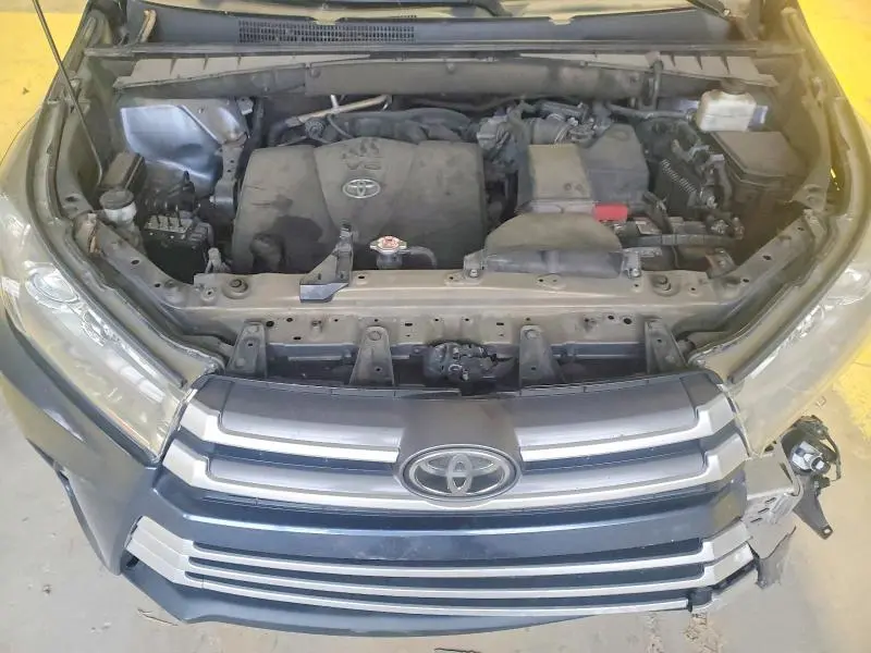 2018 TOYOTA HIGHLANDER SE  