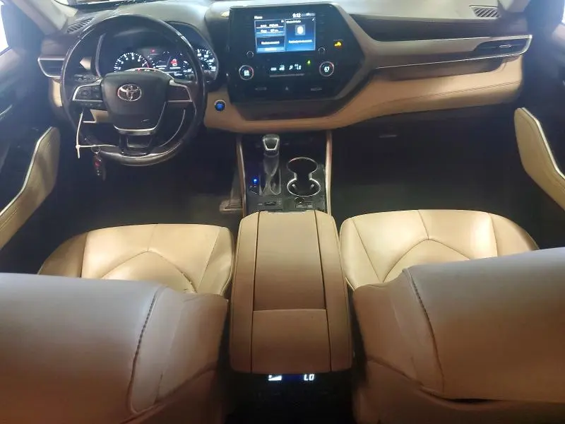 2021 TOYOTA HIGHLANDER XLE  