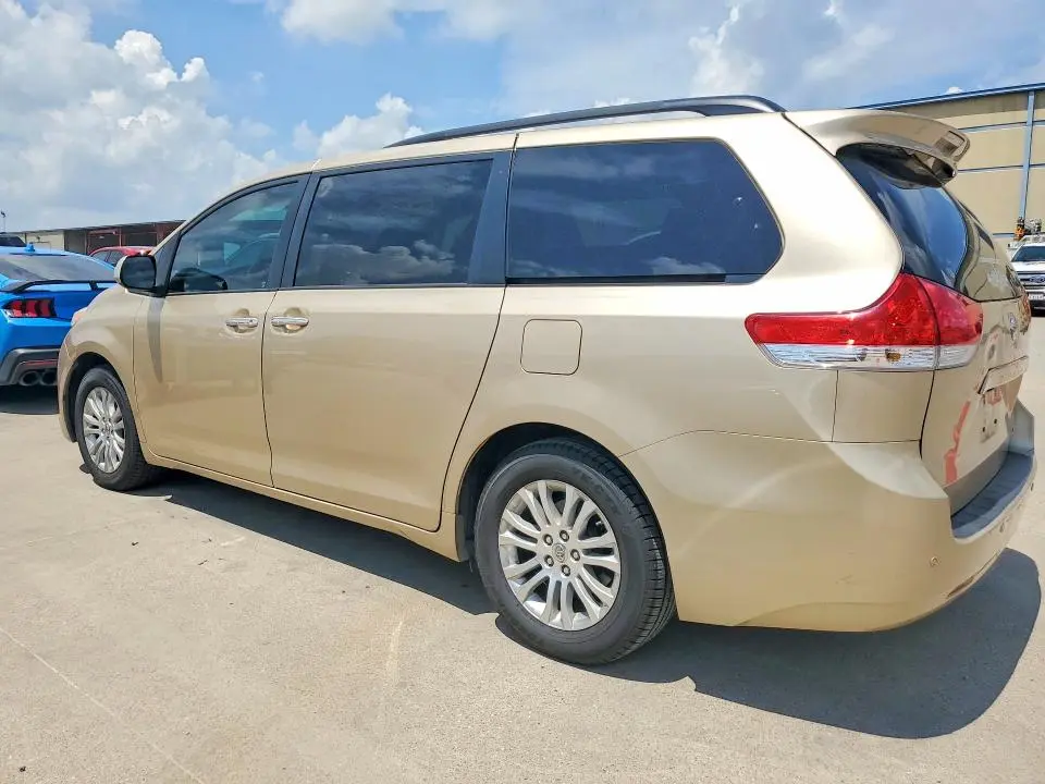 2011 TOYOTA SIENNA   