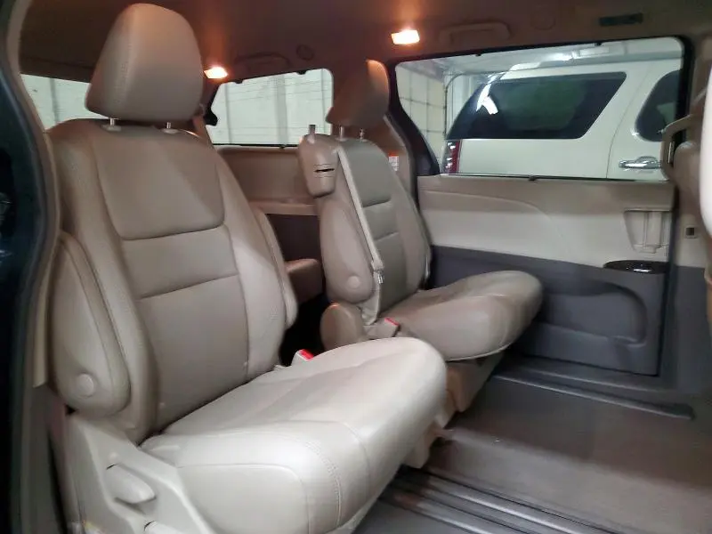2019 TOYOTA SIENNA XLE PREMIUM 8-PASSENGER  