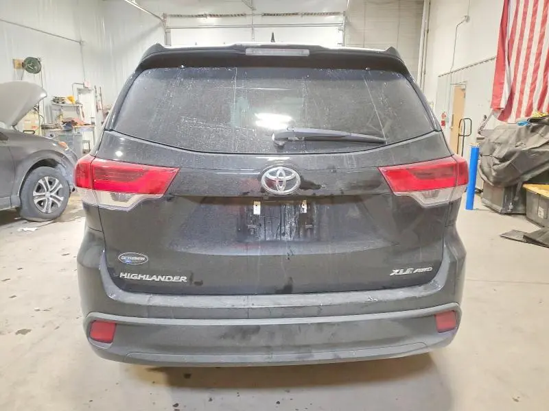 2019 TOYOTA HIGHLANDER SE  