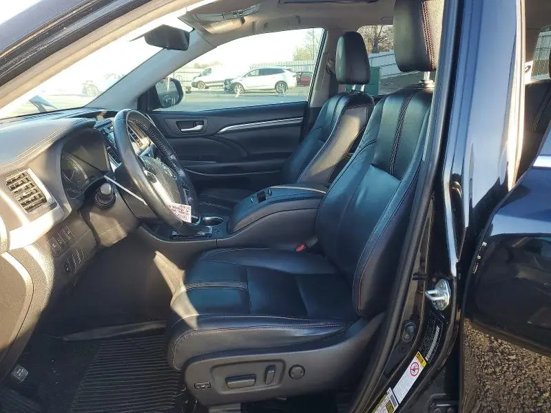 2019 TOYOTA HIGHLANDER SE  