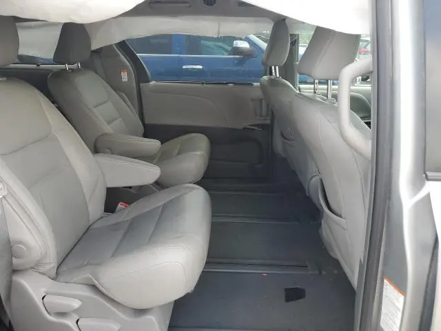 2019 TOYOTA SIENNA XLE  