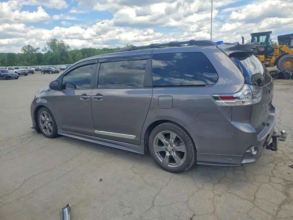 2017 TOYOTA SIENNA SE  