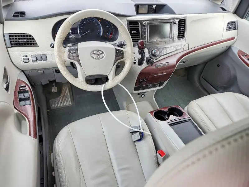 2014 TOYOTA SIENNA XLE  