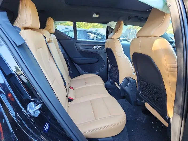 2020 VOLVO XC40 T5 MOMENTUM  