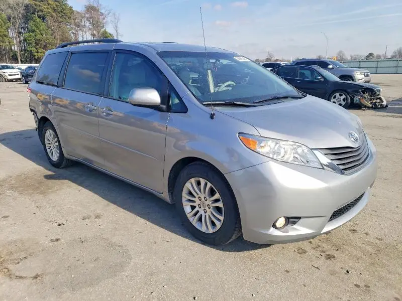 2013 TOYOTA SIENNA XLE 8-PASSENGER  