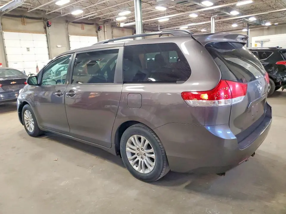 2013 TOYOTA SIENNA XLE 8-PASSENGER  