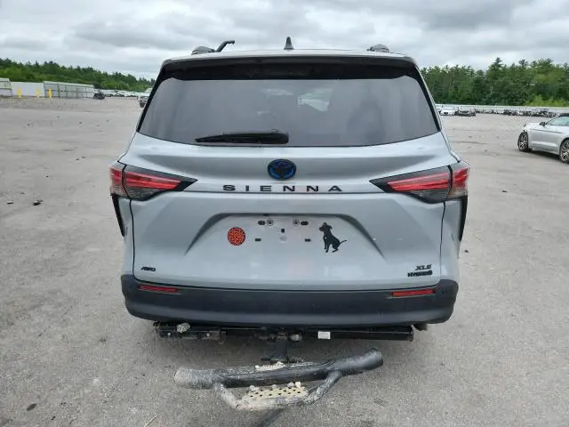 2022 TOYOTA SIENNA XLE  
