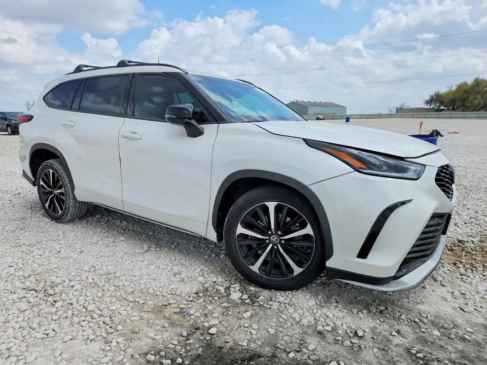 2021 TOYOTA HIGHLANDER XSE  