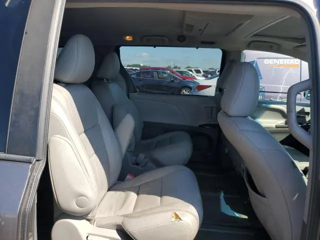 2017 TOYOTA SIENNA XLE  