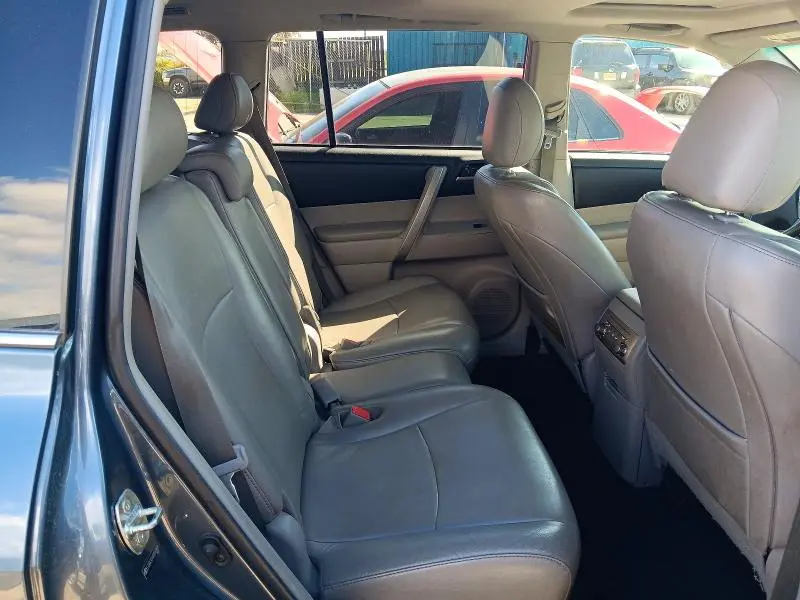 2011 TOYOTA HIGHLANDER SE  