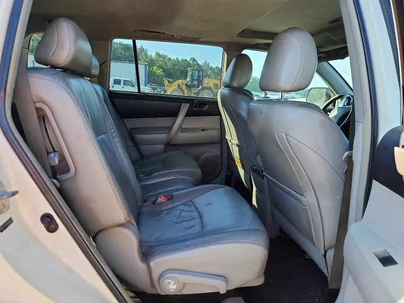 2011 TOYOTA HIGHLANDER SE  
