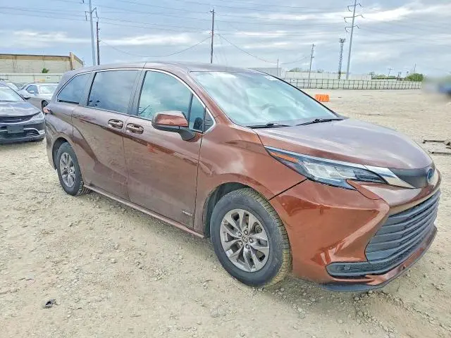 2021 TOYOTA SIENNA LE 8-PASSENGER  