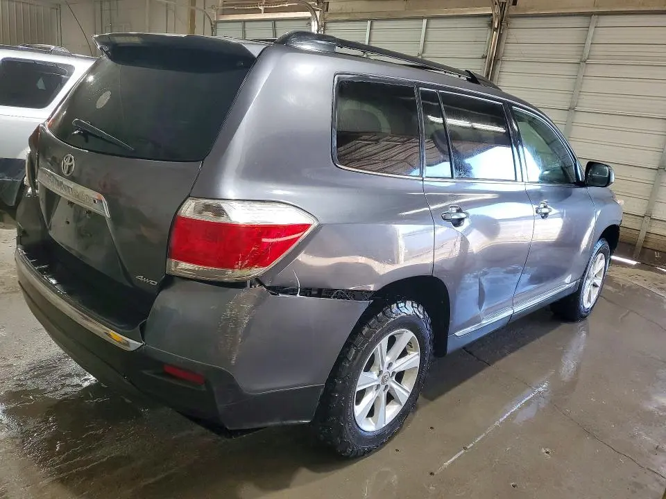 2011 TOYOTA HIGHLANDER SE  