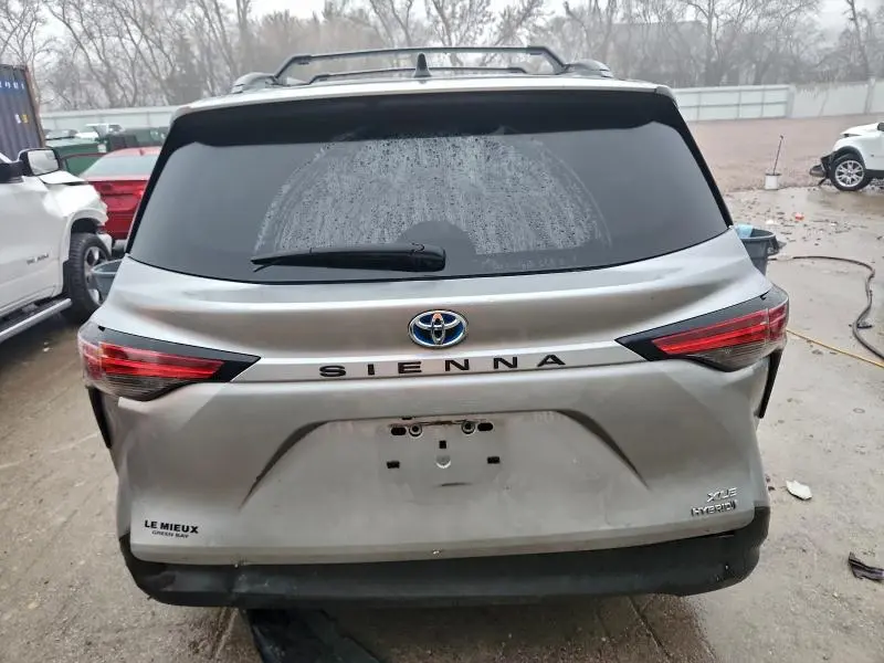 2022 TOYOTA SIENNA XLE  