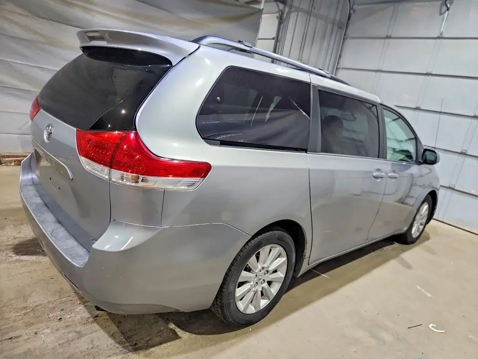 2011 TOYOTA SIENNA LE  