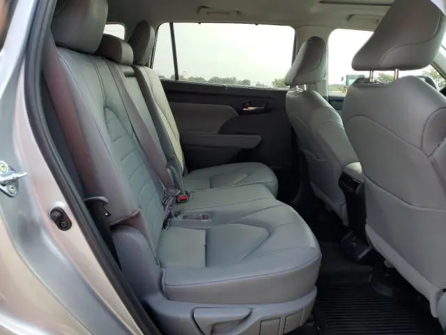 2024 TOYOTA HIGHLANDER LE  