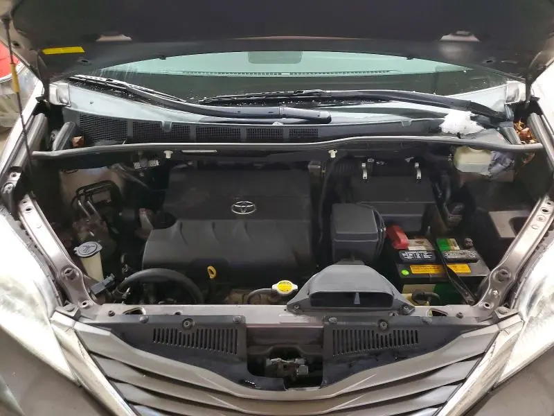 2013 TOYOTA SIENNA XLE  