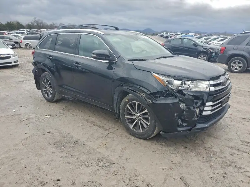 2017 TOYOTA HIGHLANDER SE  