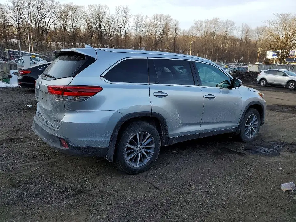 2019 TOYOTA HIGHLANDER SE  