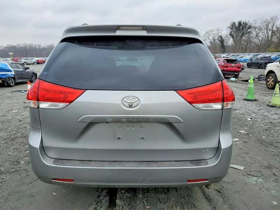 2013 TOYOTA SIENNA LE  