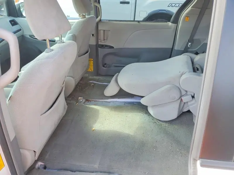 2012 TOYOTA SIENNA LE  
