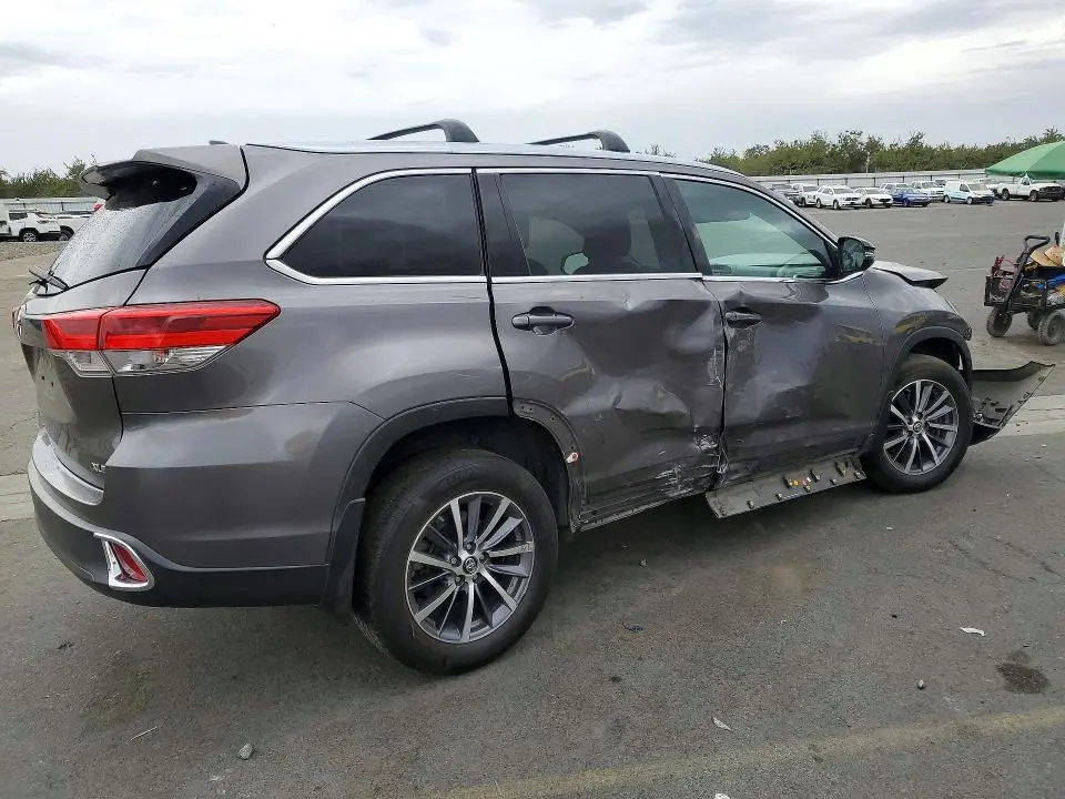 2018 TOYOTA HIGHLANDER XLE  