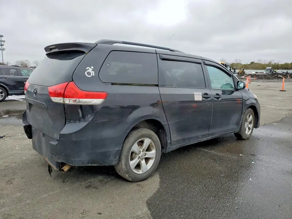 2013 TOYOTA SIENNA LE 8-PASSENGER  