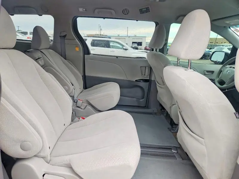 2013 TOYOTA SIENNA LE 8-PASSENGER  