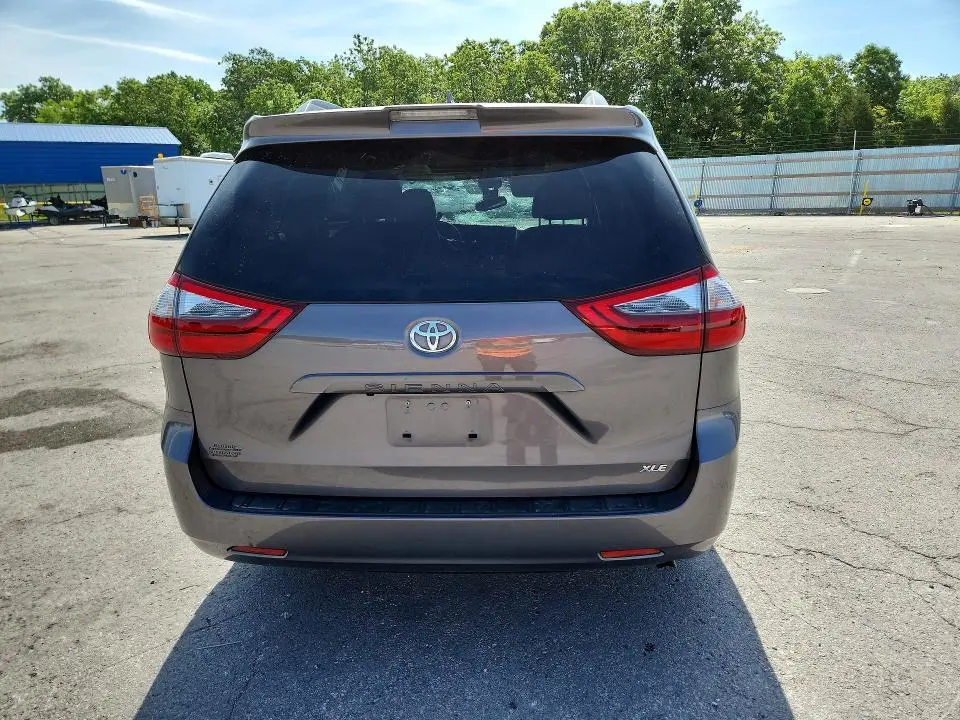 2020 TOYOTA SIENNA XLE 8-PASSENGER  