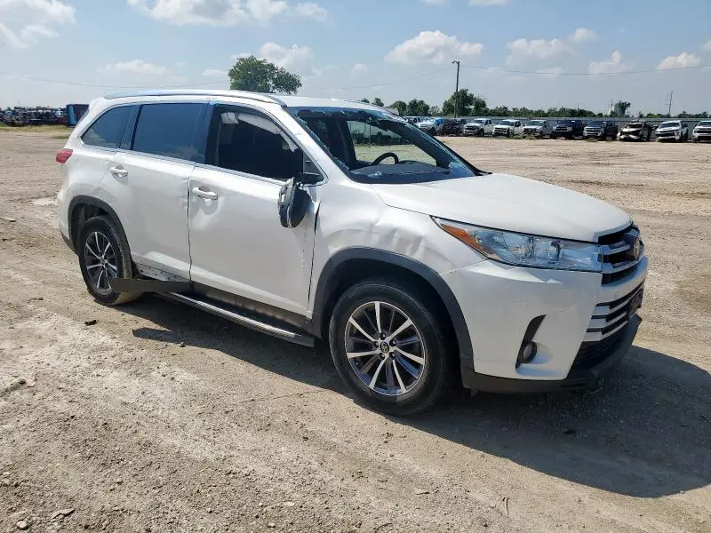 2019 TOYOTA HIGHLANDER SE  