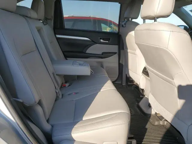 2017 TOYOTA HIGHLANDER SE  