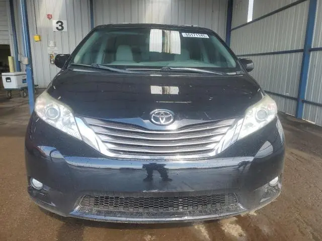 2017 TOYOTA SIENNA XLE  
