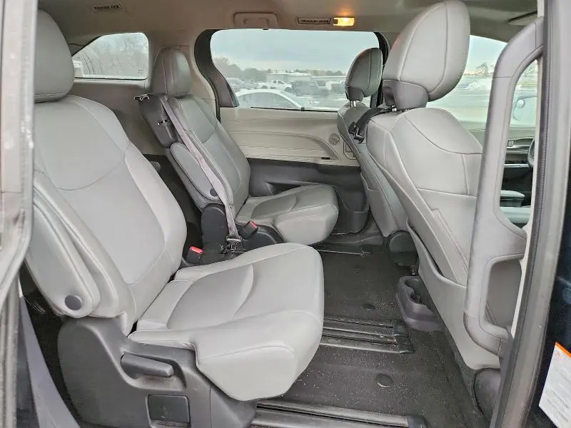 2022 TOYOTA SIENNA XLE  