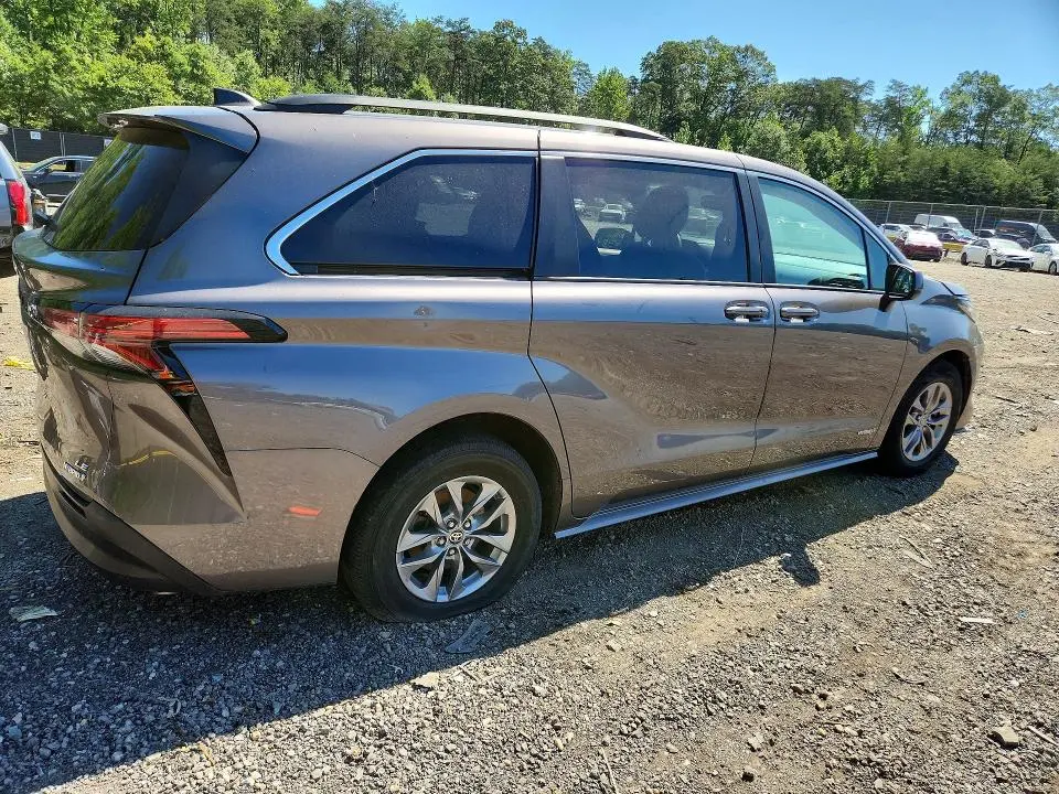 2021 TOYOTA SIENNA LE  