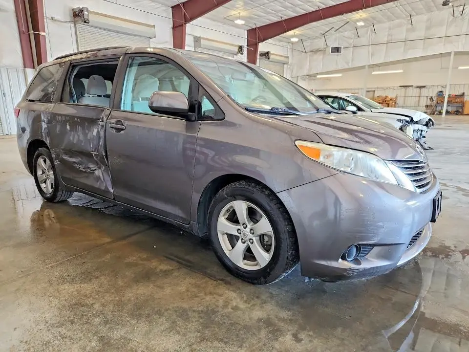 2017 TOYOTA SIENNA LE  