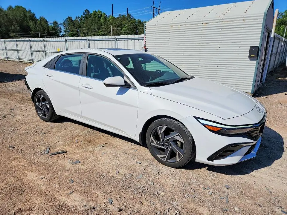 2024 HYUNDAI ELANTRA SEL  