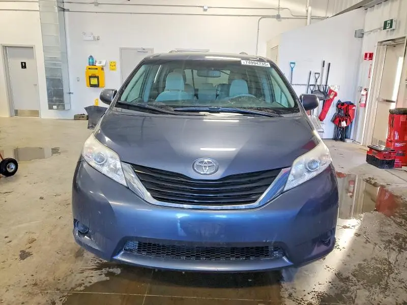 2014 TOYOTA SIENNA LE  