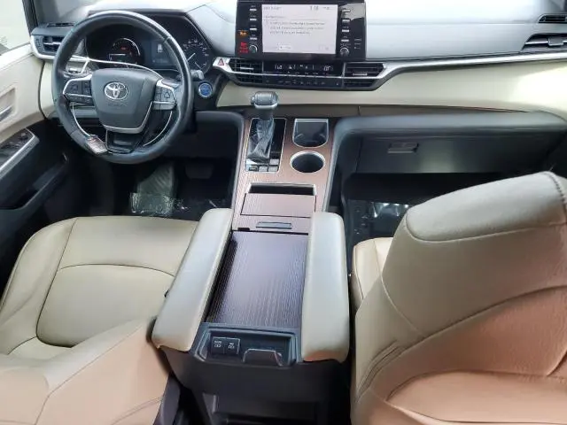 2021 TOYOTA SIENNA XLE  