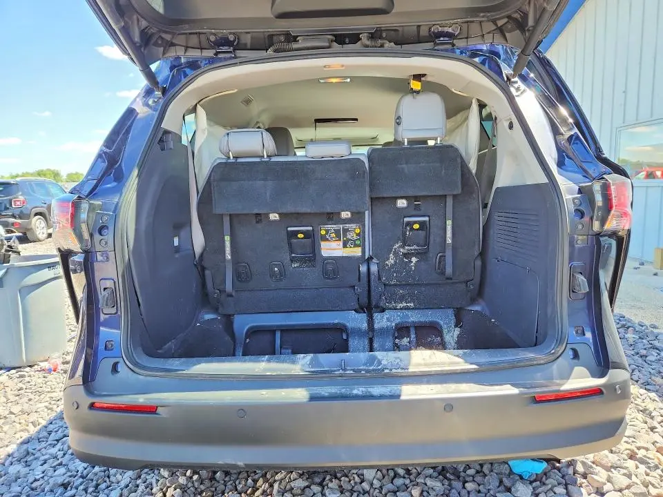 2022 TOYOTA SIENNA XLE  